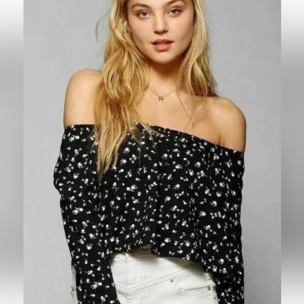 Ninas by Stone Cold Fox bell sleeve crop top size S